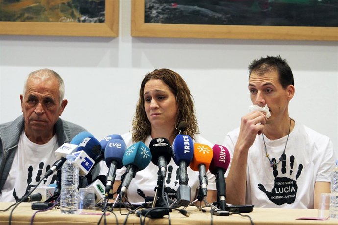 Padres y abuelo de la niña hallada muerta en las vías de Pizarra 