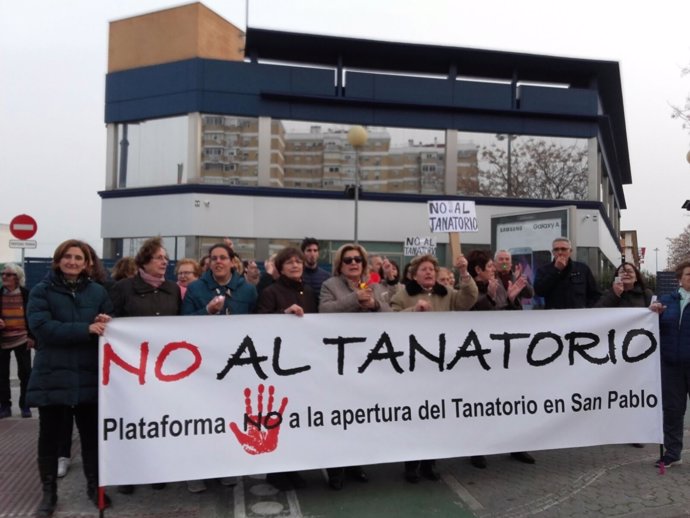 Movilización de la plataforma contra el tanatorio de San Pablo en Sevilla