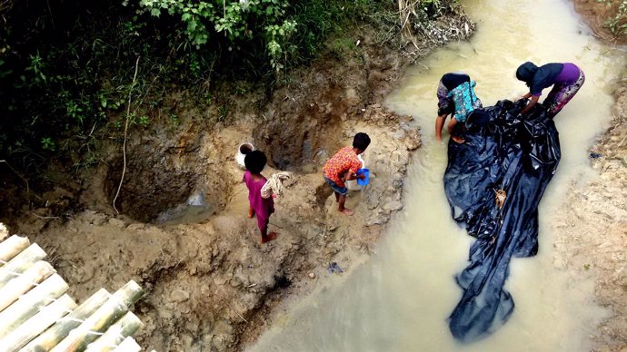 Refugiados rohingya en un río en Bangladesh