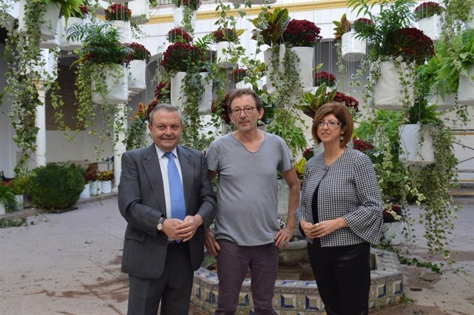 Alcalde (izda.) visita la instalación