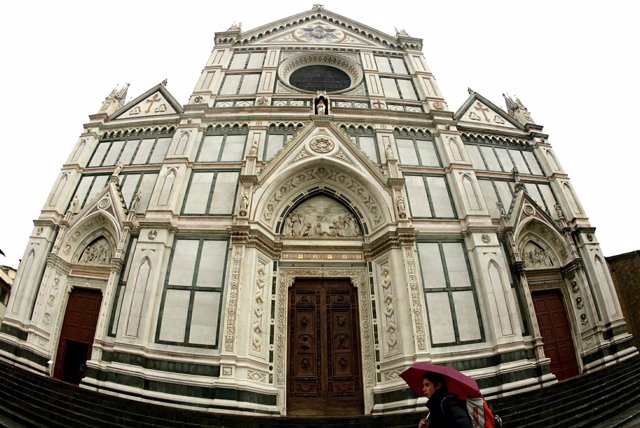 Muere un turista español por el desplome de una piedra en una basílica en Florencia