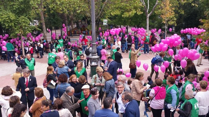 La AECC conmemora el Día contra el cáncer de mama en Cáceres