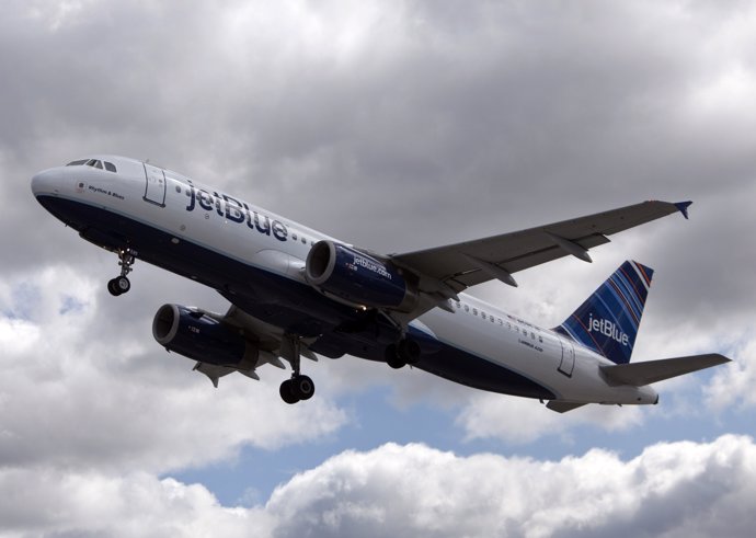 Aerolínea JetBlue sobrevuela el JFK