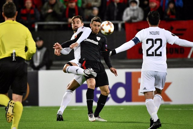 Aritz Aduriz pelea con un rival del Östersunds en la Liga Europa