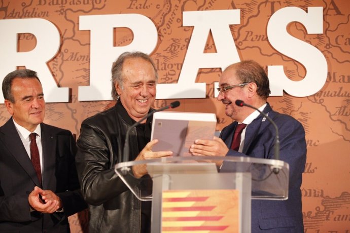 Lambán y Sánchez Quero han regalado el catálogo de la exposición a Serrat