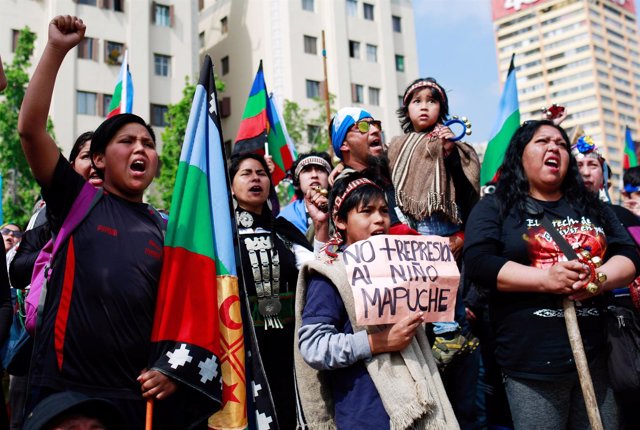 Varios comuneros mapuches se manifiestan en Chile.