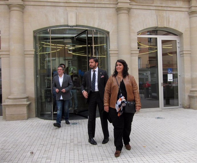Alonso y San Martín, con sus abogados, salen del juzgado tras declarar
