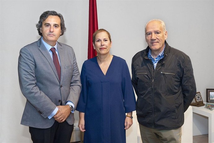 Barkos acompañada de Martínez-Aroca (izda) y Cabrero (dcha). 