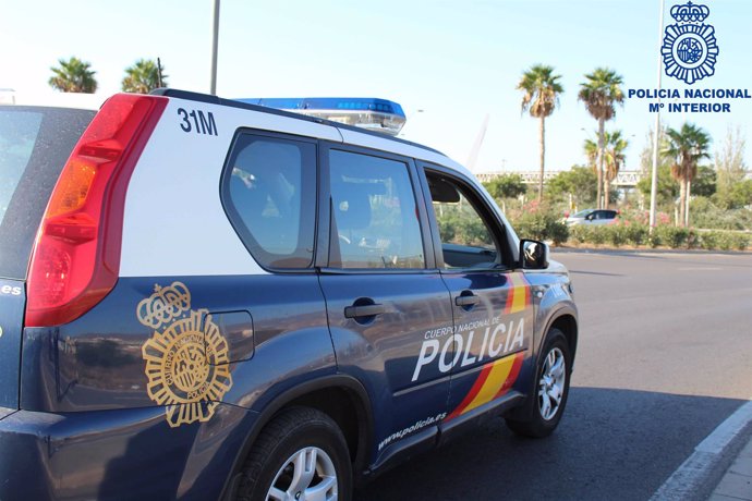 Uno de los vehículos oficiales de la Policía en Almería