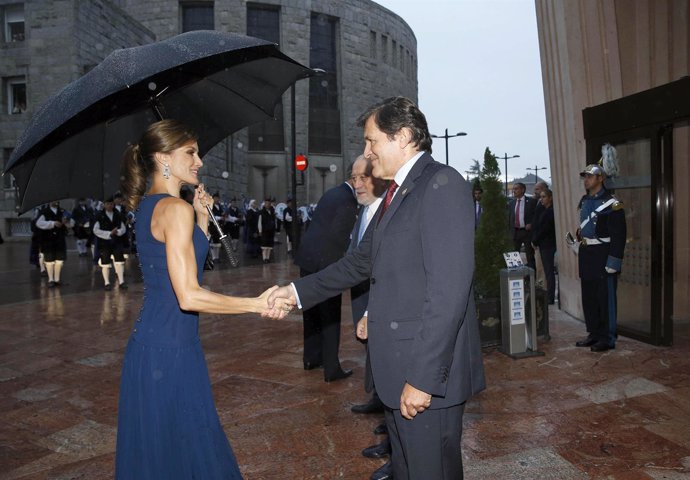 Javier Fernández saluda a la reina Letizia a su llegada a Oviedo. 