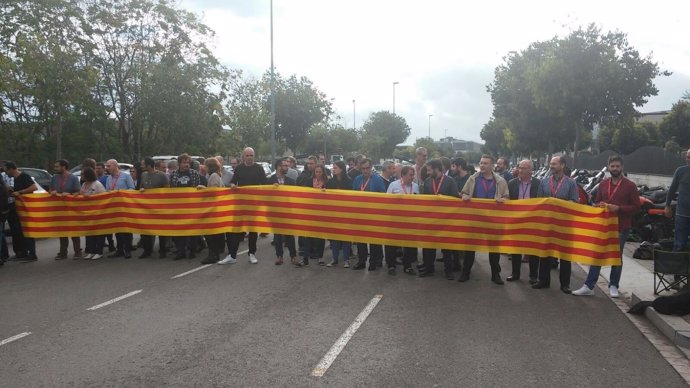 Protesta de trabajadores del CTTI por el registro de la Guardia Civil