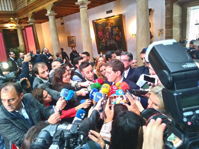 Rivera atiende a los medios a su llegada a Oviedo.