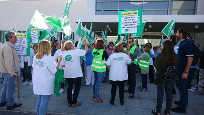 Protesta por una solución a la "saturación" en urgencia de Écija