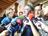 Revilla da su respaldo a Rajoy para devolver "la legalidad" a Cataluña