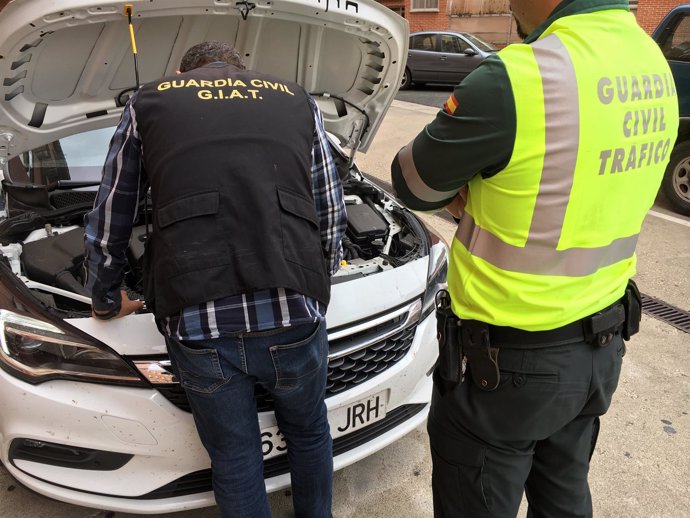 Guardia Civil esclarece estafa de vehículos con cuentakilómetros manipulados.