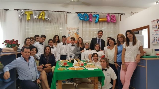 Ruiz (centro) y Cañadilla (dcha.) visitan el colegio Virgen de la Esperanza