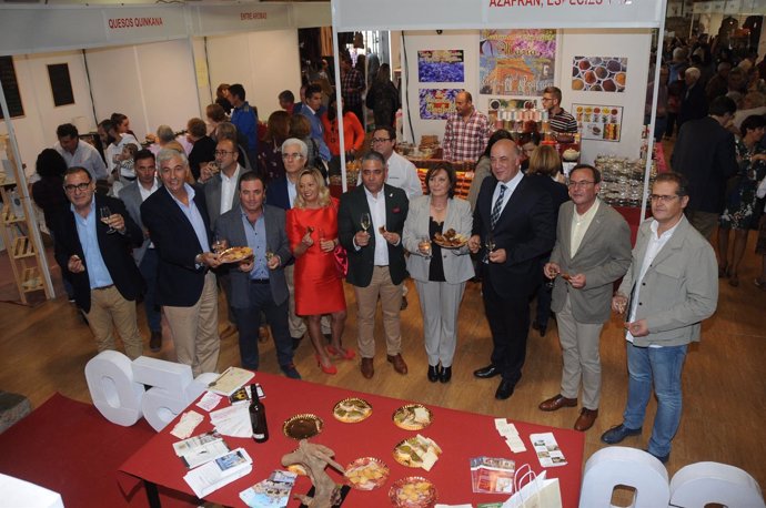 Antonio Ruiz (tercero por la dcha.) en la VI Feria del Lechón Ibérico de Cardeña