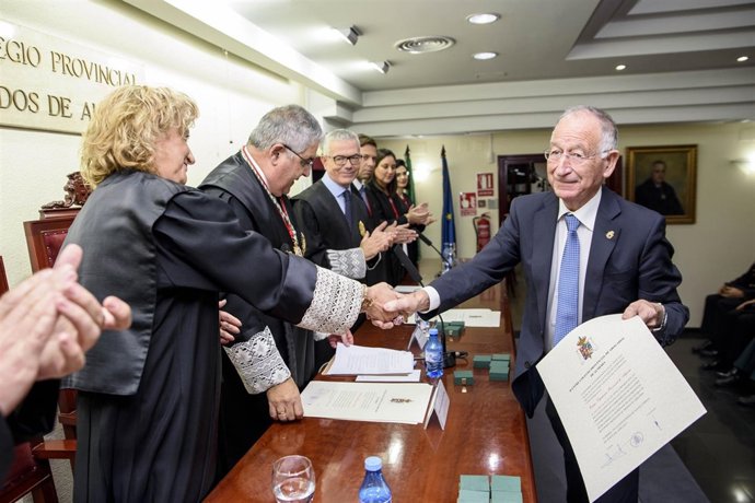 Gabriel Amat ha recogido el Escudo de Plata del Colegio de Abogados.