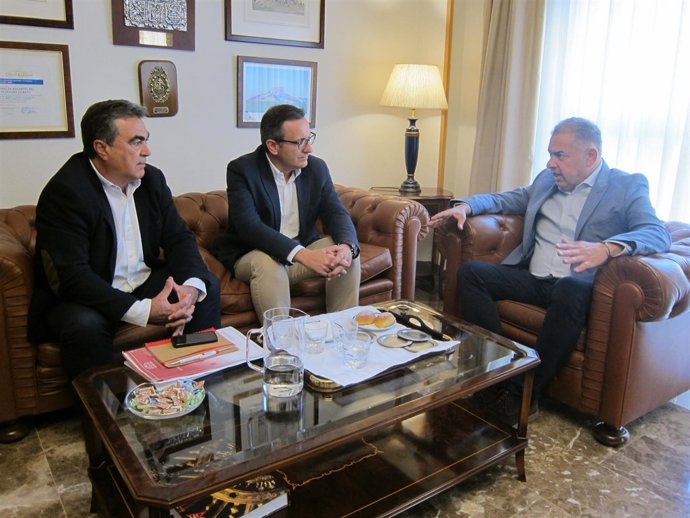 Imagen de la reunión entre presidnete Scrats y PSOE                  