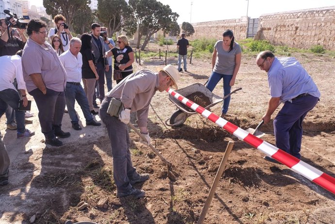 Trabajos de exhumación de bebés robados en el cementerio de Cádiz