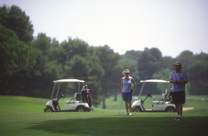 Golf turismo deporte práctica málaga costa del sol verde cesped segmento turismo