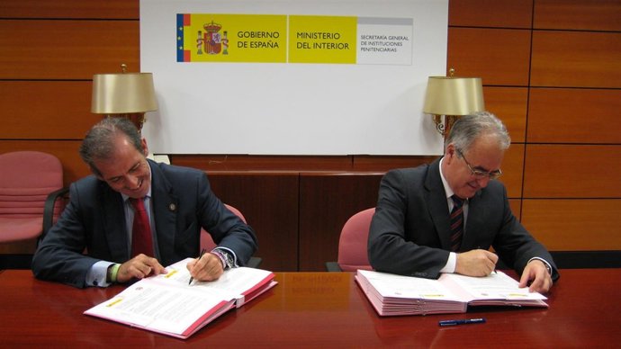 Firma convenio Colegio de Abogados e IIPP 