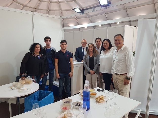 Ruiz (centro) visita el Foro Impulso