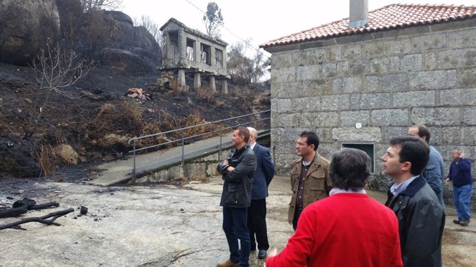 El líder del PSdeG, Gonzalo Caballero, visita zonas afectadas por los incendios
