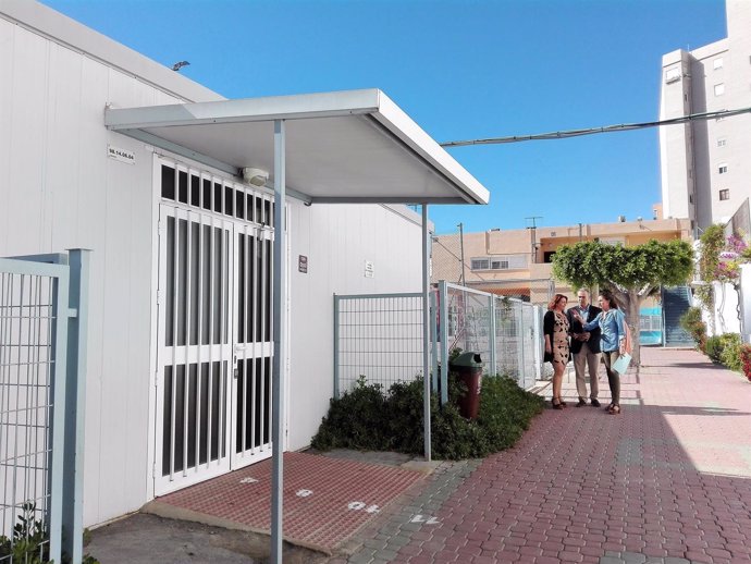 Parlamentarios del PP junto a aulas prefabricadas en un colegio de Almería