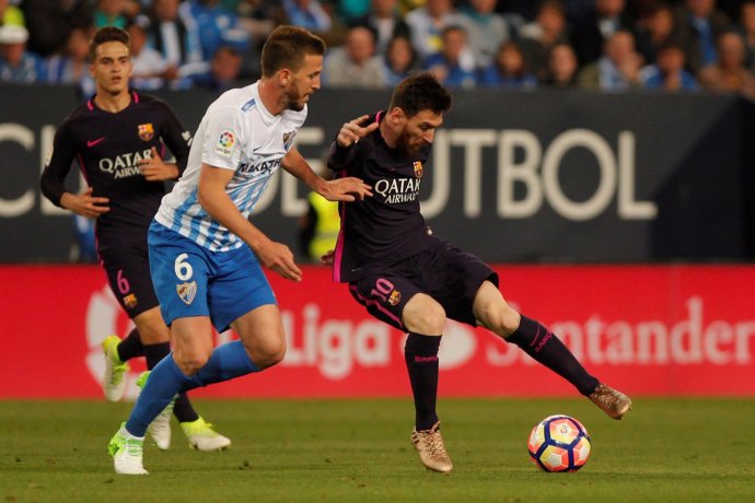 Lionel Messi ante Ignacio Camacho en un Málaga - Barcelona