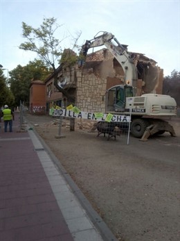 Las máquinas inician el derribo del San Juan de la Cruz, en Valladolid