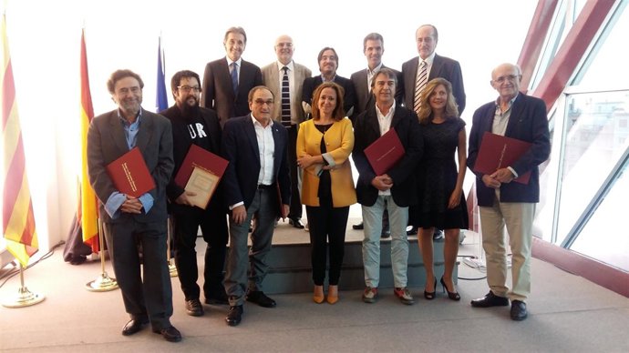 La consejera Mayte Pérez con los premios literarios 2017.