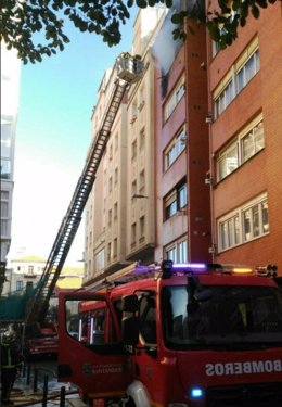 Bomberos sofocan el incendio en el quinto piso del edificio de la calle Lábaro
