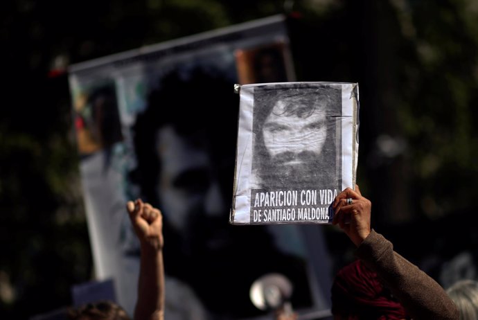 Pancarta con la cara de Santiago Maldonado