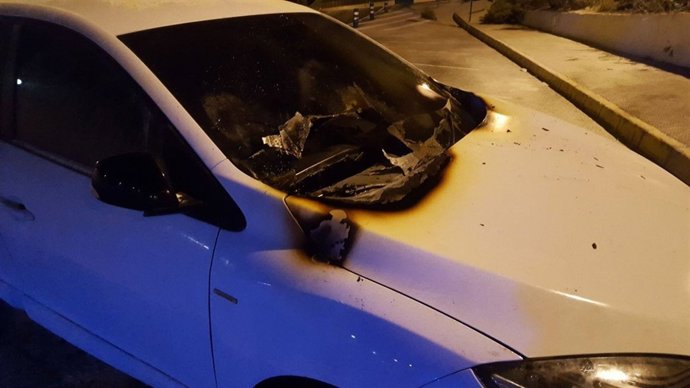 Uno de los turismos calcinados