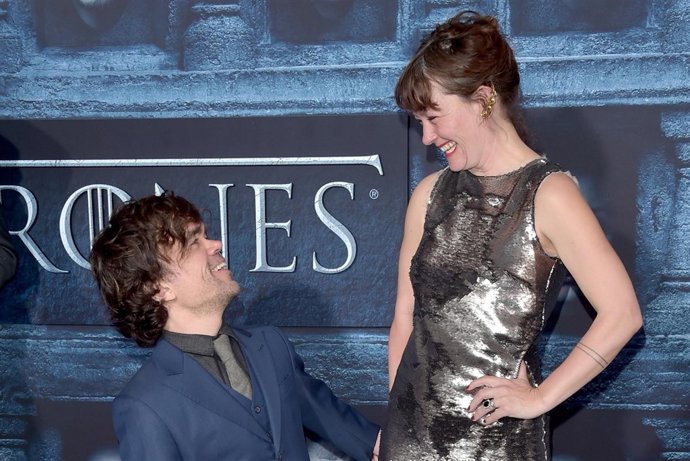 Peter Dinklage y Erica Schmidt 