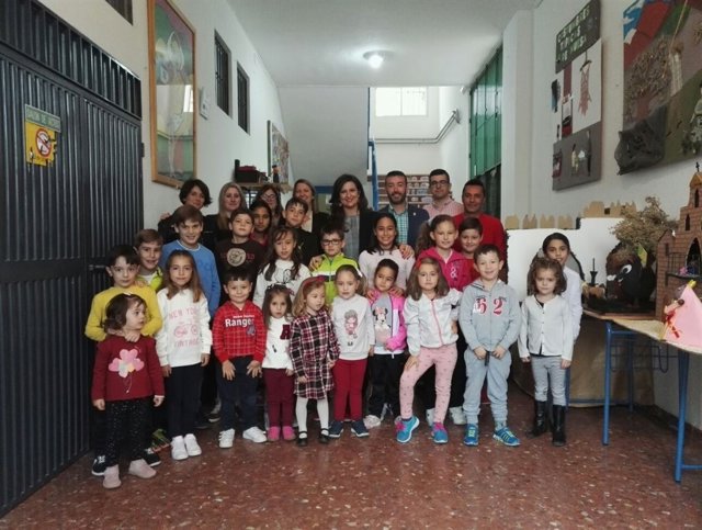 La delegada de Educación en Jaén, con alumnos del CEIP 'Alférez Segura'