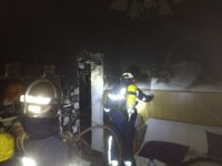Bomberos extinguen un incendio originado en un frigorífico en una vivienda de Jerez (Cádiz)