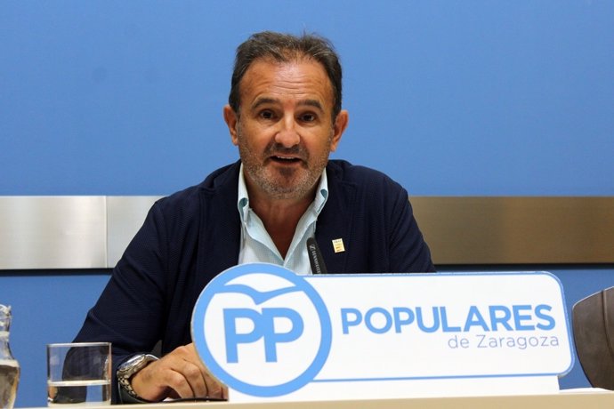 El concejal del PP, Ángel Lorén, en rueda de prensa en el Ayuntamiento