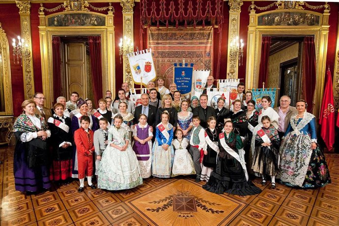 Representantes de las casas regionales en el Salón del Trono.