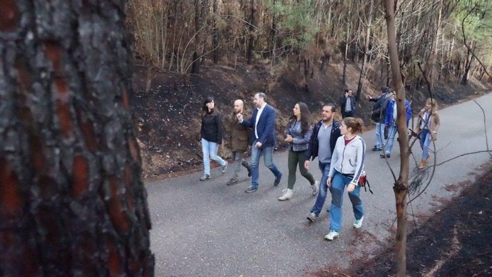 Cargos de En Marea visitan en Salceda una zona afectada por los incendios