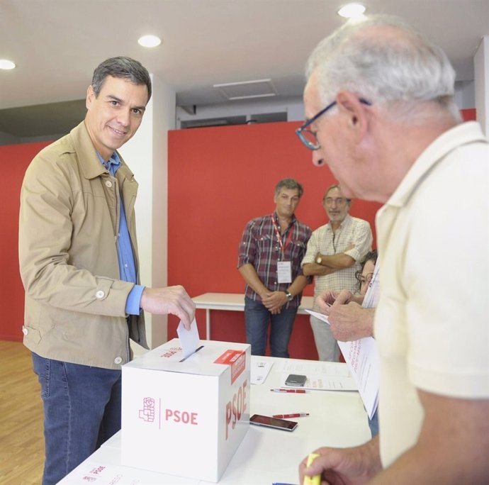 Sánchez votando al secretario genearl del PSOE-M