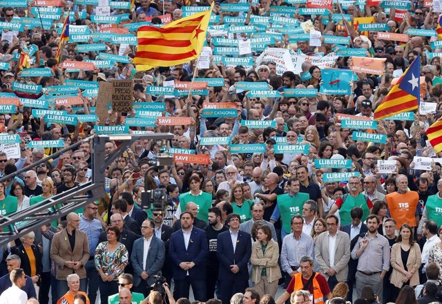 Puigdemont y sus consejeros encabezan la manisfestación en Barcelona