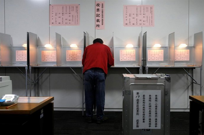 Un hombre vota en un colegio electoral en Japón