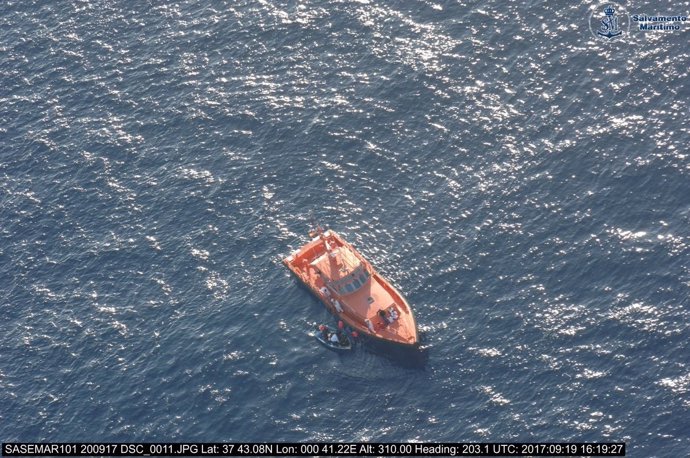 Rescate de una  patera por Salvamento Marítimo