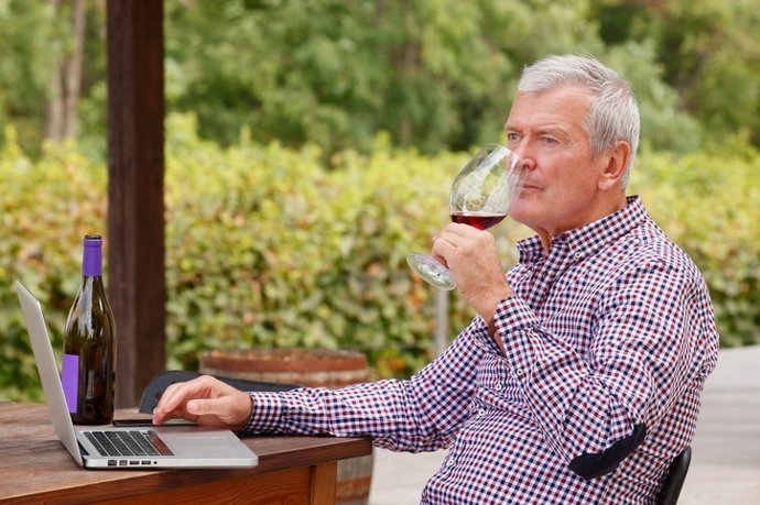 Ofato, vino, hombre, oler