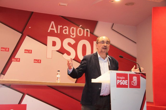 Javier Lambán en la sede del PSOE.