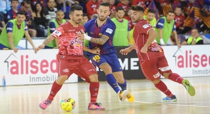 ElPozo Murcia Barcelona Lassa Álex controla el balón bajo la presión de Rivillos