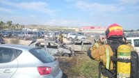 Un incendio calcina cinco coches en el aparcamiento de una empresa de alquiler de vehículos
