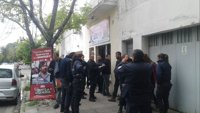 La Policía irrumpe en una sede del Frente de Izquierda argentino y detiene a dos de sus candidatos